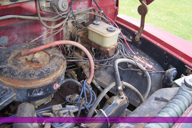 image for item 8113 1981 Ford F800 gin pole truck