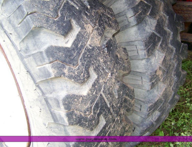 image for item 8113 1981 Ford F800 gin pole truck