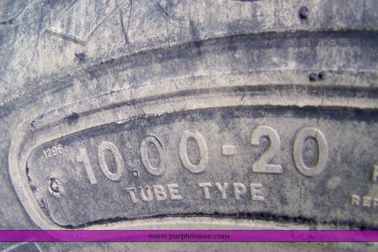 image for item 8113 1981 Ford F800 gin pole truck