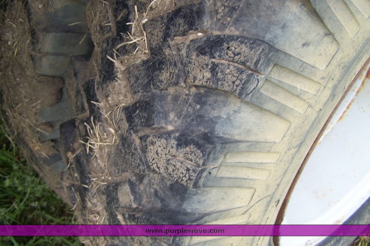 image for item 8113 1981 Ford F800 gin pole truck