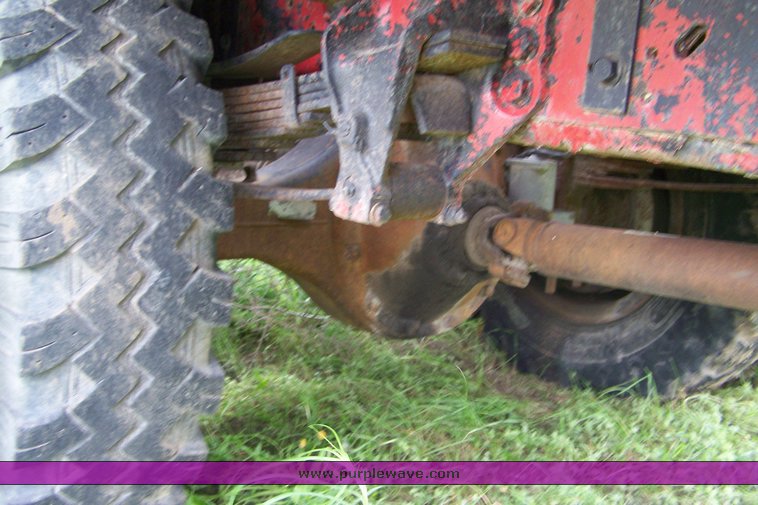 image for item 8113 1981 Ford F800 gin pole truck