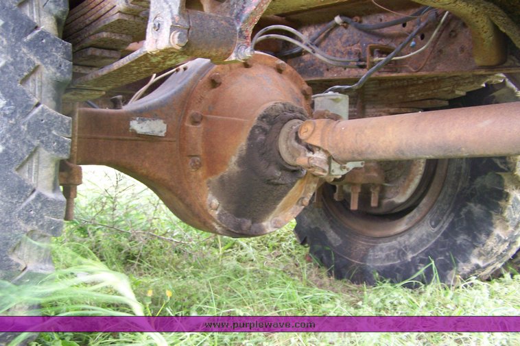 image for item 8113 1981 Ford F800 gin pole truck