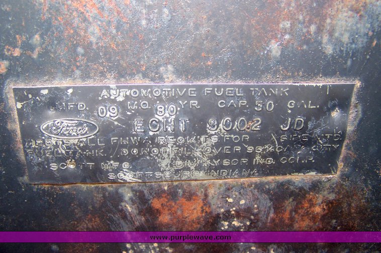 image for item 8113 1981 Ford F800 gin pole truck