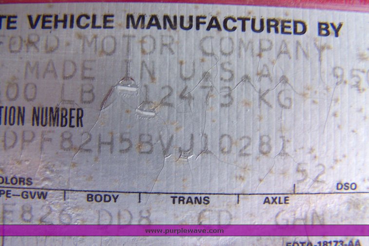 image for item 8113 1981 Ford F800 gin pole truck