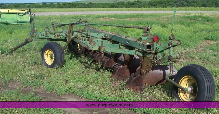 image for item 8118 John Deere 3100 plow