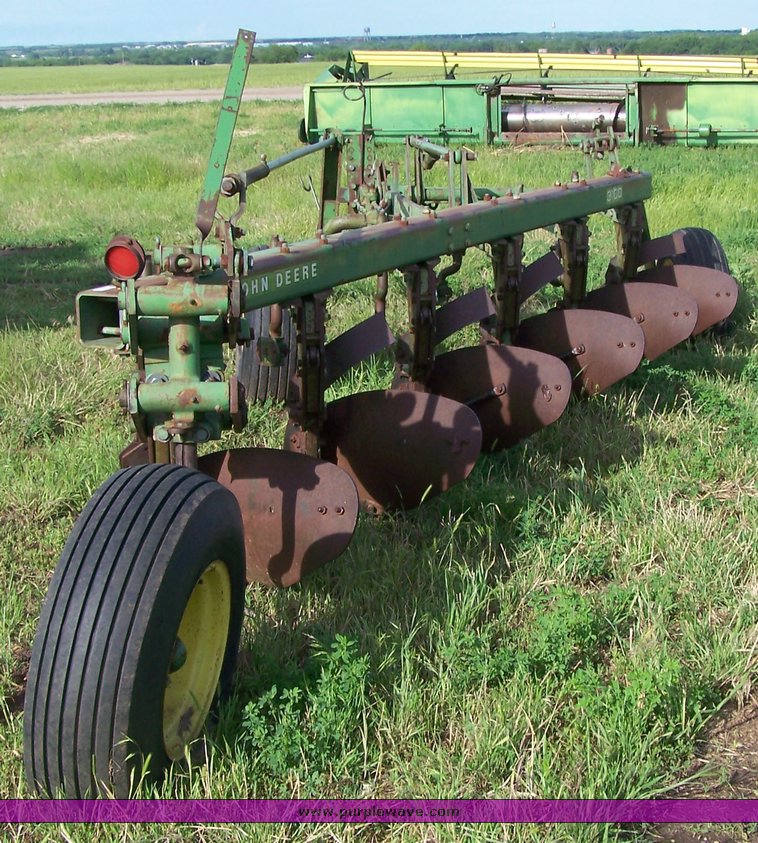 image for item 8118 John Deere 3100 plow