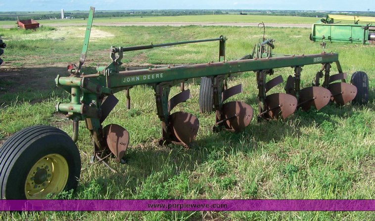 image for item 8118 John Deere 3100 plow