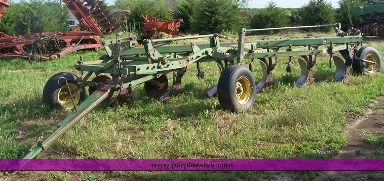 image for item 8118 John Deere 3100 plow