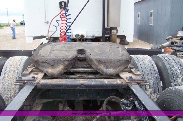 image for item 8484 1998 Freightliner Conventional FLD120  semi truck