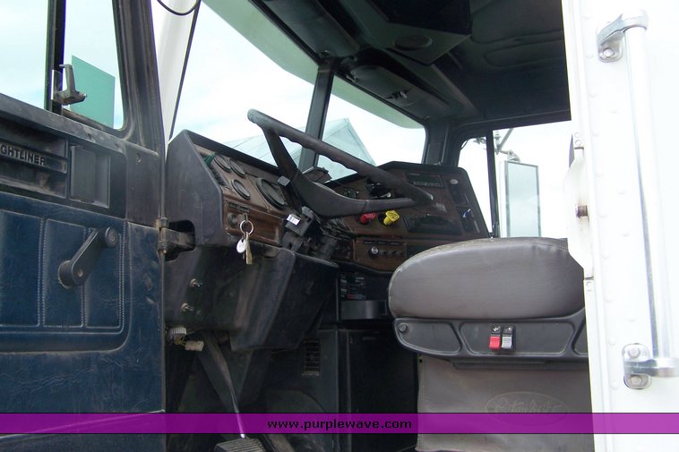 image for item 8484 1998 Freightliner Conventional FLD120  semi truck