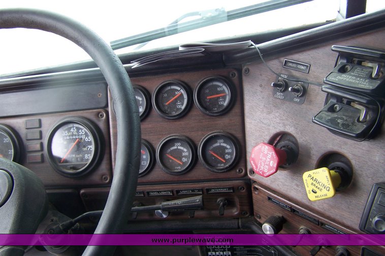 image for item 8484 1998 Freightliner Conventional FLD120  semi truck