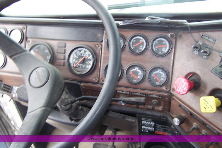 image for item 8484 1998 Freightliner Conventional FLD120  semi truck