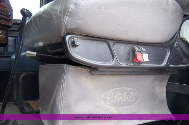 image for item 8484 1998 Freightliner Conventional FLD120  semi truck