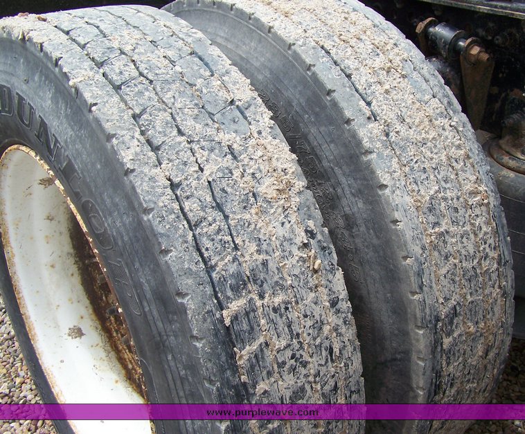 image for item 8484 1998 Freightliner Conventional FLD120  semi truck