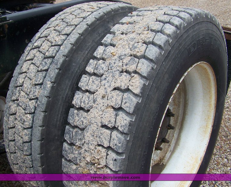 image for item 8484 1998 Freightliner Conventional FLD120  semi truck