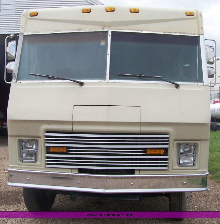 image for item 8489 1980 Winnebago  30' motor home