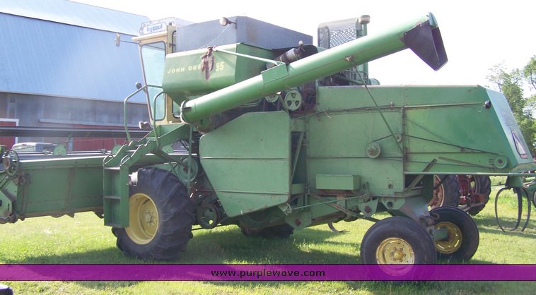 image for item 8495 John Deere 95 combine