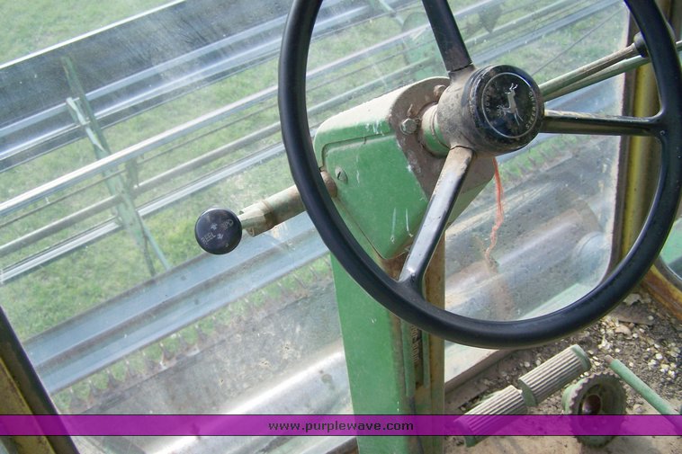 image for item 8495 John Deere 95 combine