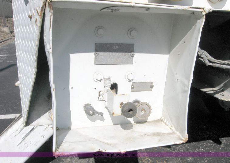 image for item 9579 1975 GMC 6500 boom truck