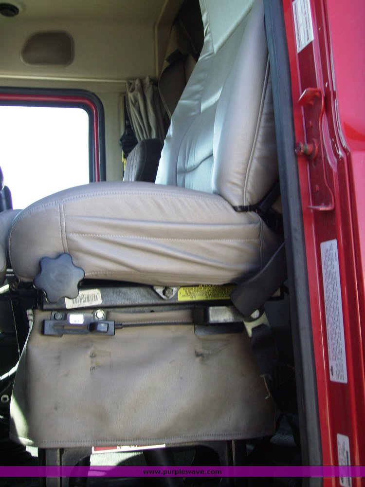 image for item 1001 2005 Mack CX613 semi truck