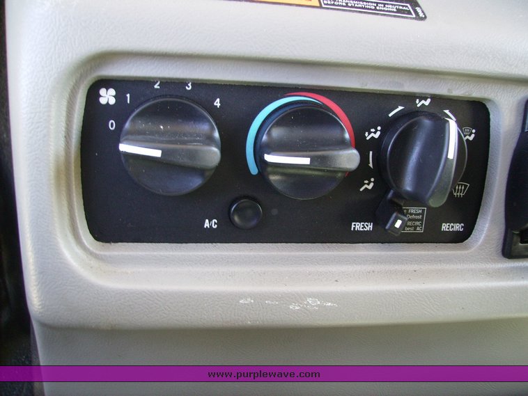 image for item 1001 2005 Mack CX613 semi truck