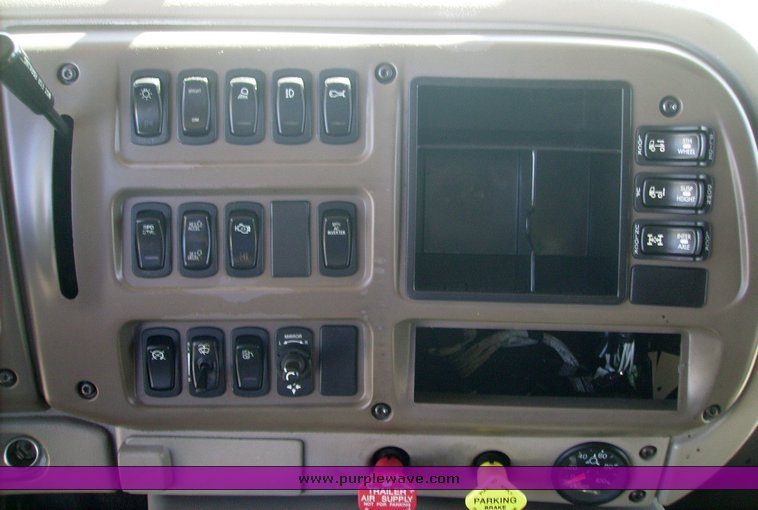 image for item 1001 2005 Mack CX613 semi truck