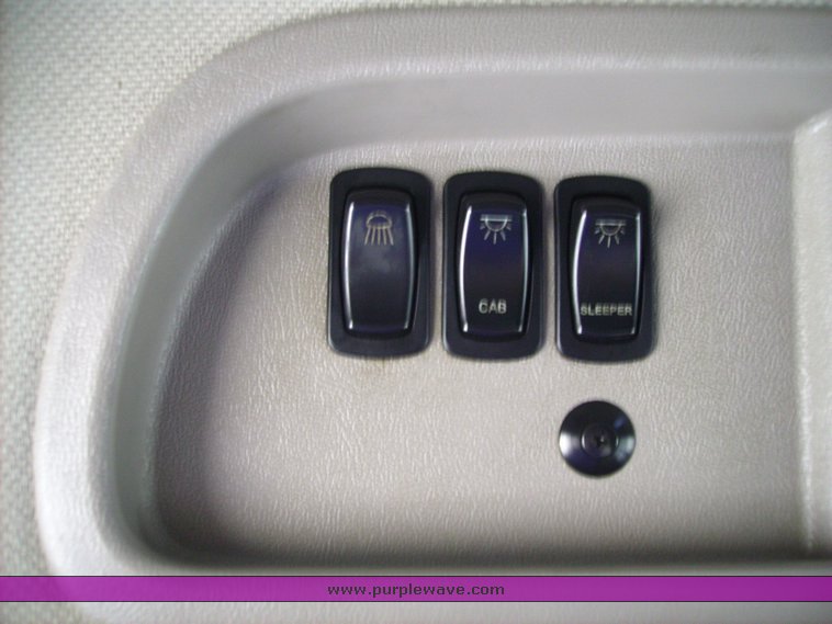 image for item 1001 2005 Mack CX613 semi truck