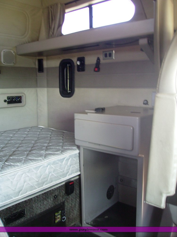 image for item 1001 2005 Mack CX613 semi truck