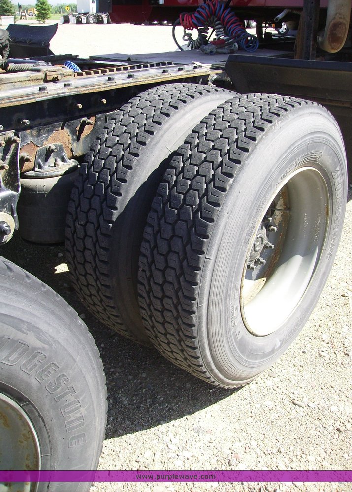 image for item 1001 2005 Mack CX613 semi truck