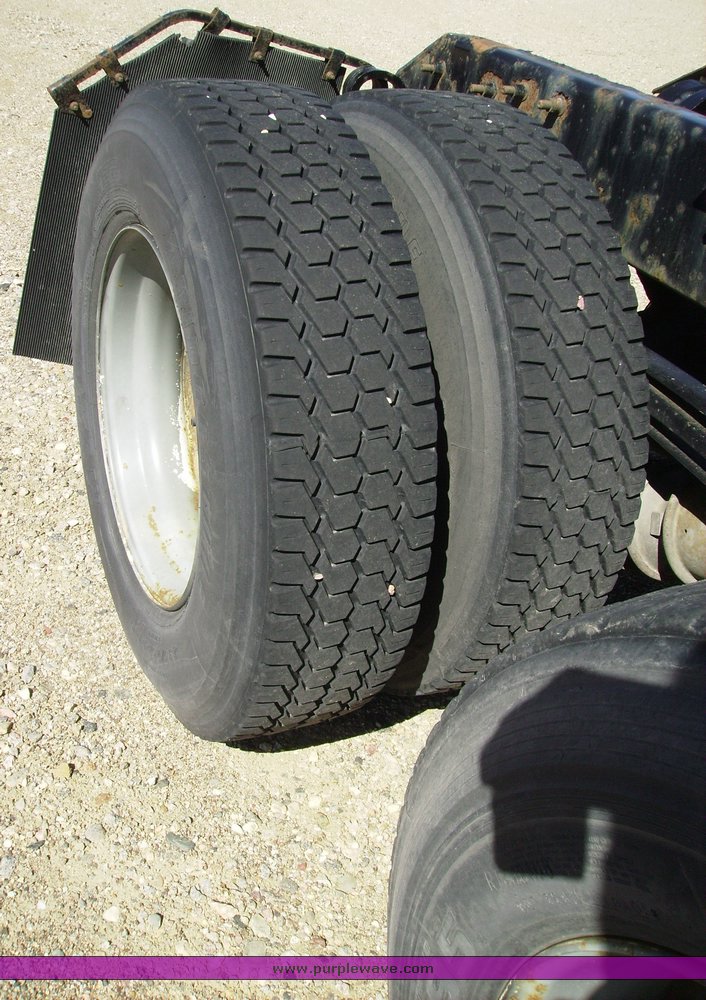 image for item 1001 2005 Mack CX613 semi truck