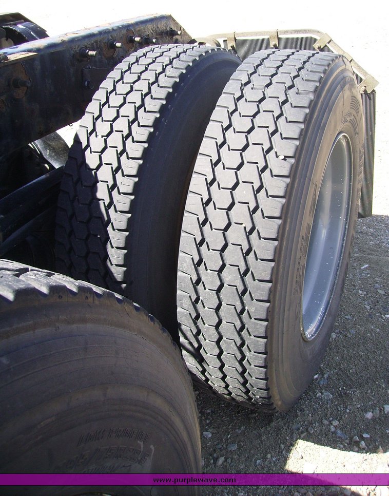 image for item 1001 2005 Mack CX613 semi truck