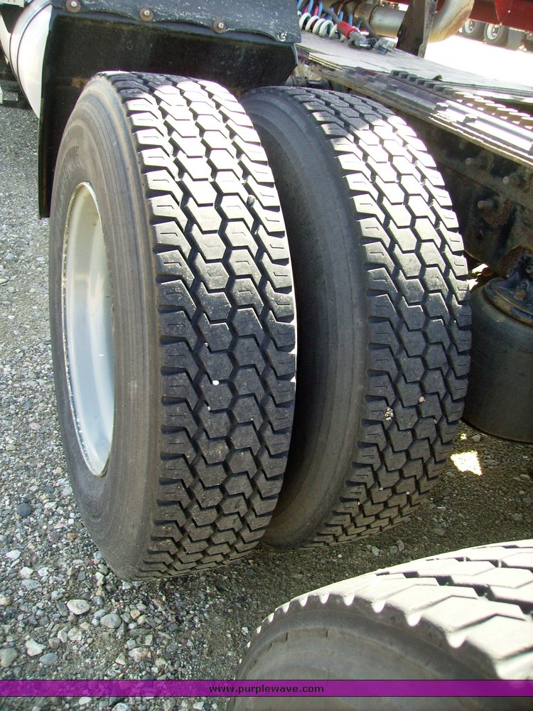 image for item 1001 2005 Mack CX613 semi truck