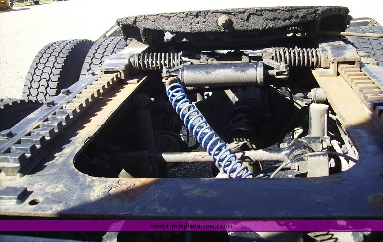 image for item 1001 2005 Mack CX613 semi truck