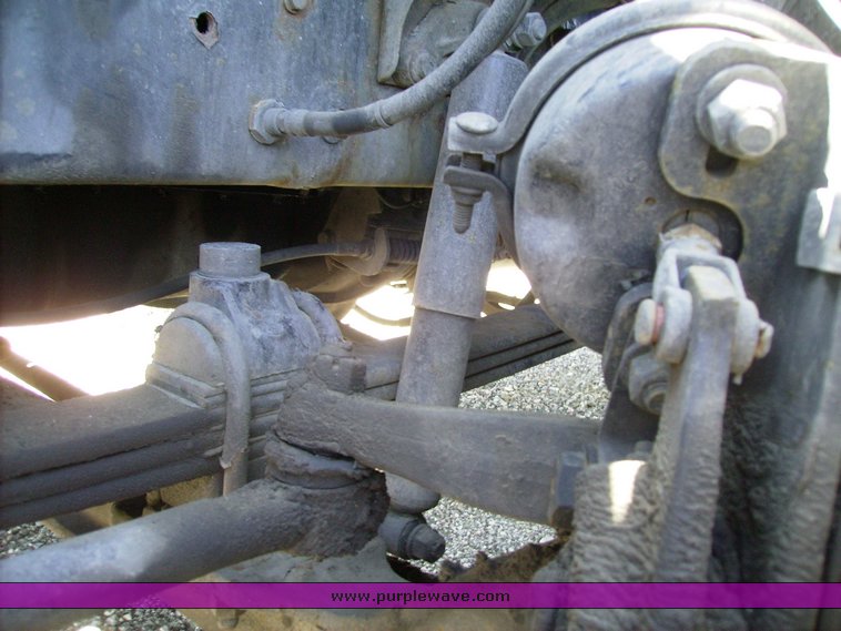 image for item 1001 2005 Mack CX613 semi truck