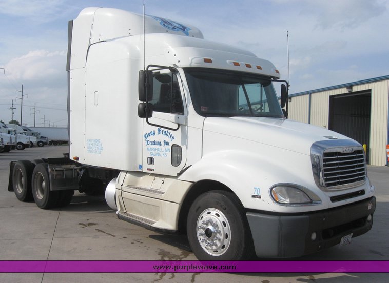 image for item 1800 2005 Freightliner Columbia 120 semi truck