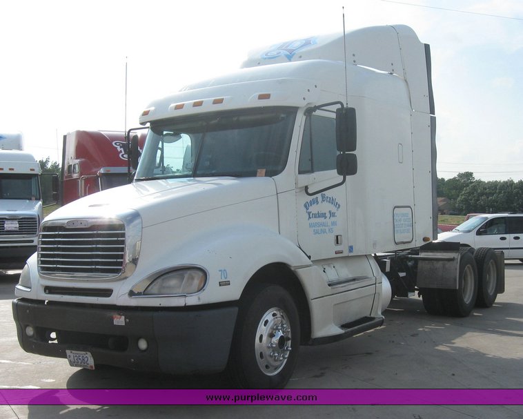 image for item 1800 2005 Freightliner Columbia 120 semi truck
