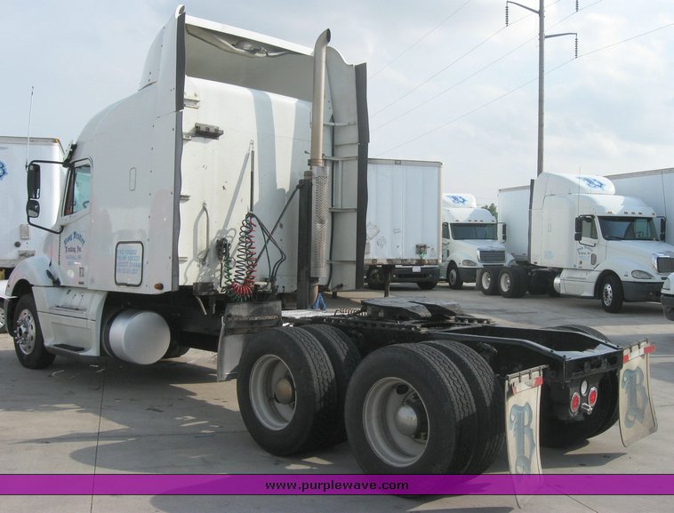 image for item 1800 2005 Freightliner Columbia 120 semi truck