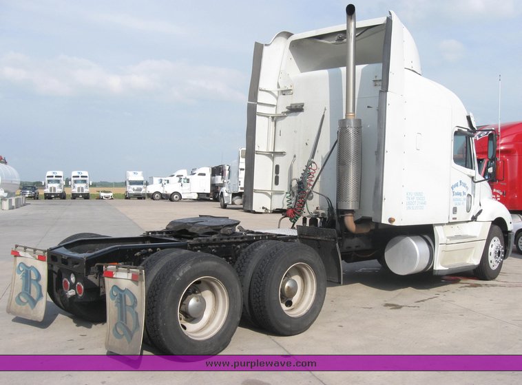 image for item 1800 2005 Freightliner Columbia 120 semi truck
