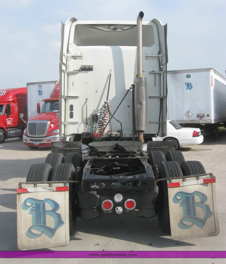 image for item 1800 2005 Freightliner Columbia 120 semi truck