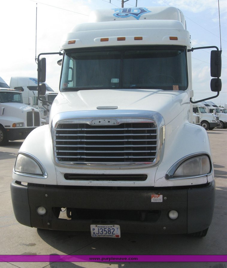 image for item 1800 2005 Freightliner Columbia 120 semi truck
