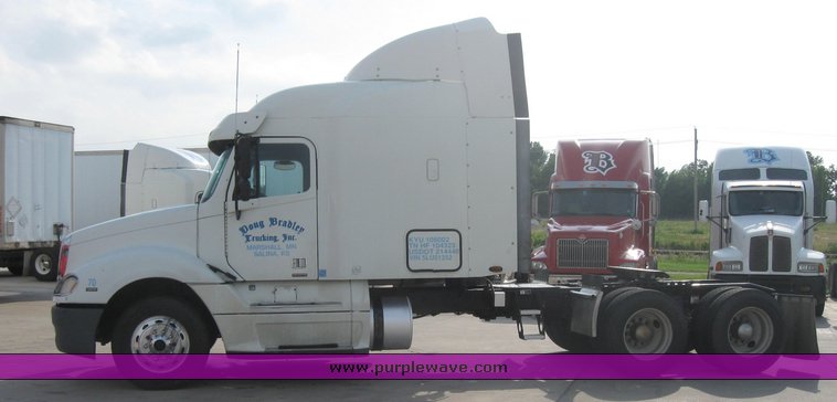 image for item 1800 2005 Freightliner Columbia 120 semi truck