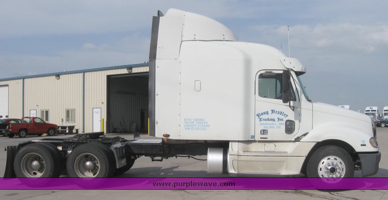 image for item 1800 2005 Freightliner Columbia 120 semi truck