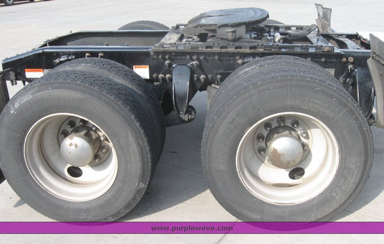 image for item 1800 2005 Freightliner Columbia 120 semi truck