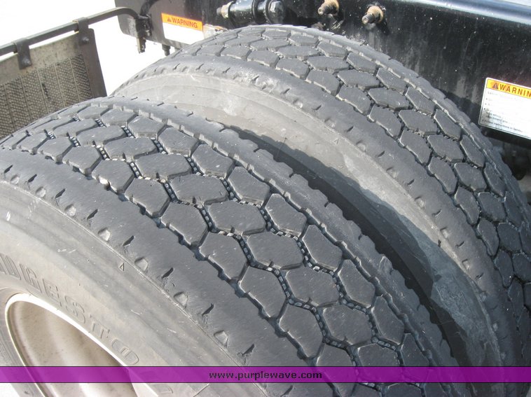 image for item 1800 2005 Freightliner Columbia 120 semi truck