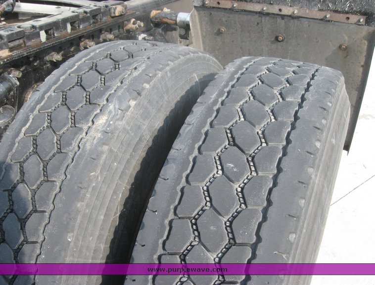 image for item 1800 2005 Freightliner Columbia 120 semi truck