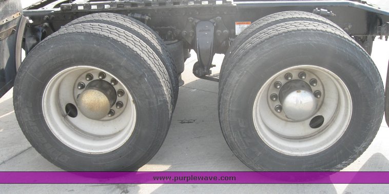 image for item 1800 2005 Freightliner Columbia 120 semi truck