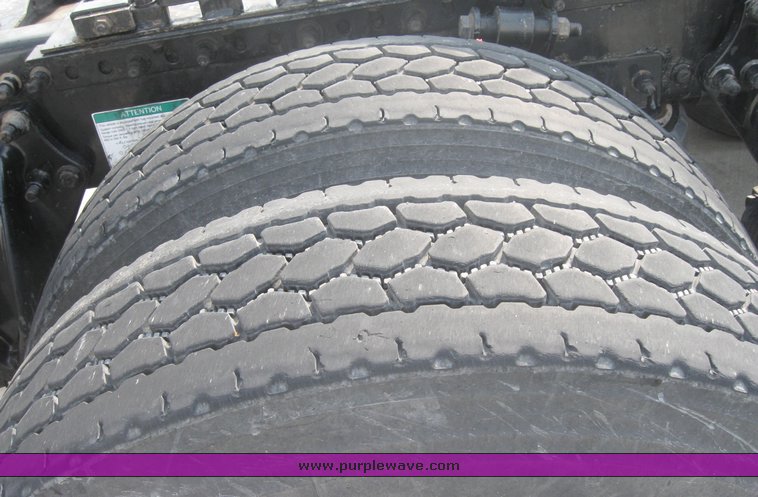 image for item 1800 2005 Freightliner Columbia 120 semi truck