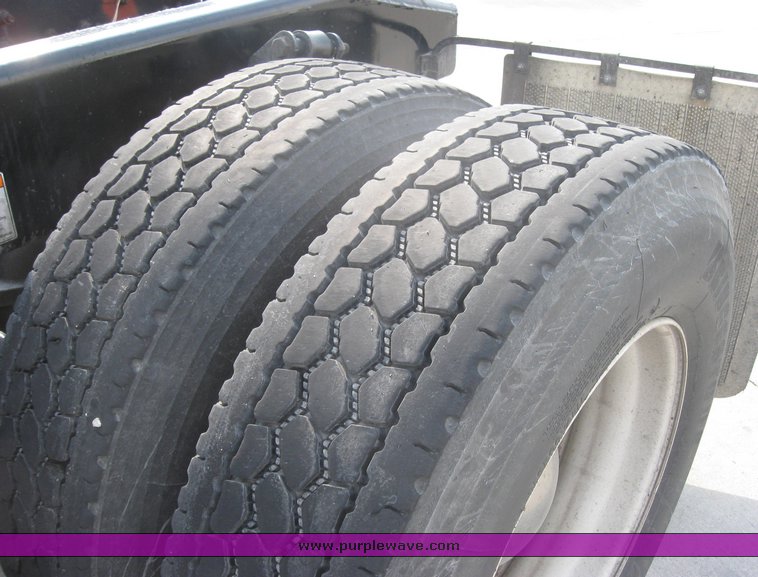 image for item 1800 2005 Freightliner Columbia 120 semi truck