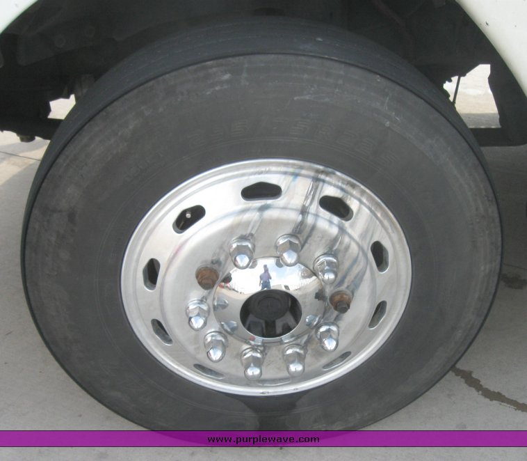 image for item 1800 2005 Freightliner Columbia 120 semi truck