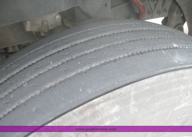 image for item 1800 2005 Freightliner Columbia 120 semi truck